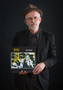 Tom Waits Swordfish Trombones studio portret met LP
